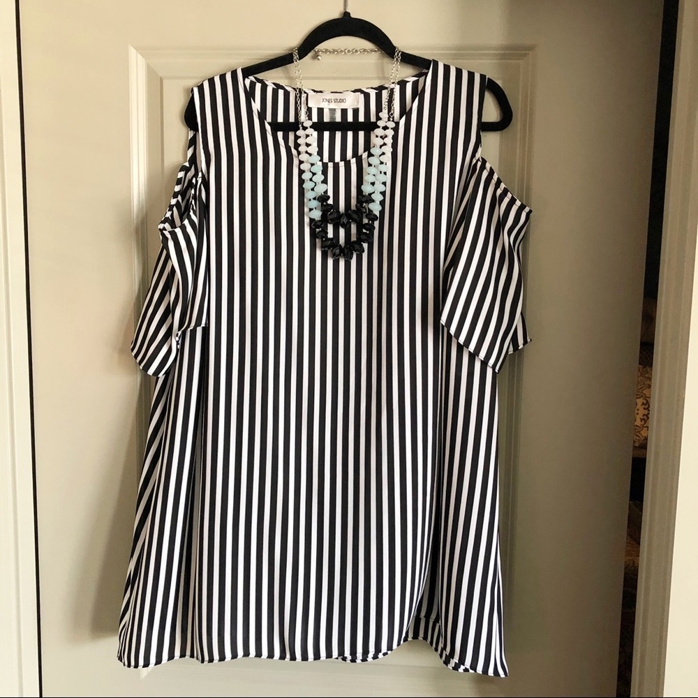 Jones Studio Black White Cold Shoulder Blouse